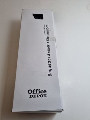 une boîte blanche sur laquelle figure un logo en noir et blanc