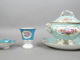 une théière et une tasse posée sur une soucoupe