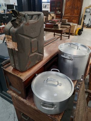 deux grands récipients en métal posés sur une table en bois
