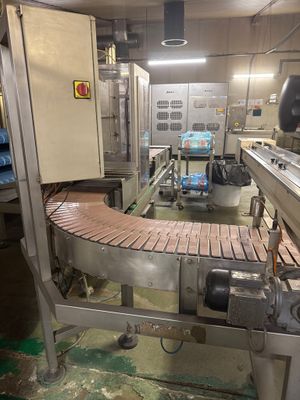 un tapis roulant au milieu d'une usine