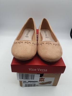 la paire de chaussures pour femmes est posée sur une boîte
