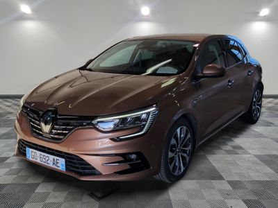 une voiture marron garée dans une pièce au sol carrelé