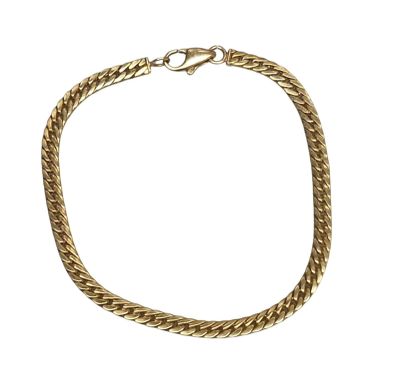 un bracelet à chaîne en or avec un fermoir sur fond blanc