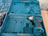 une boîte à outils bleue avec des outils sur une table
