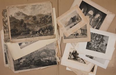 tout un tas de vieilles photos rassemblées sur la table