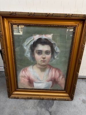 un tableau représentant une femme en robe rose et coiffée d'un chapeau blanc