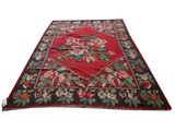 un tapis rouge et noir orné d'un motif floral
