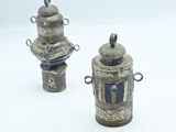 deux petits objets métalliques posés sur une surface blanche