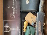 une boîte remplie d'objets assortis qui s'y trouvent