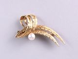 une broche en or sertie d'une perle
