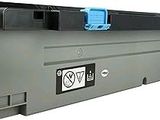 un gros plan sur un toner noir et bleu sur fond blanc
