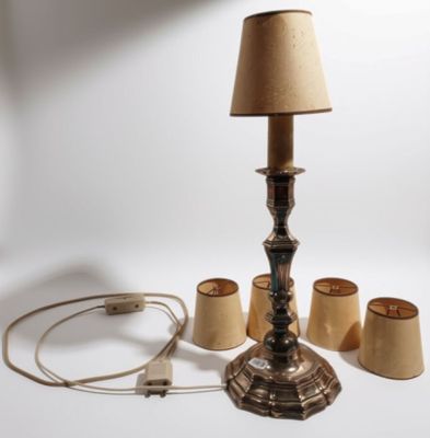 une lampe posée sur une table à côté d'autres lampes