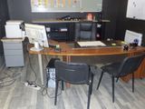 une photo d'un bureau avec deux ordinateurs et deux chaises