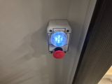 une lampe allumée sur le mur de la pièce