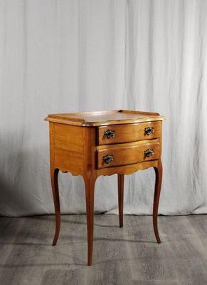 une petite table en bois avec deux tiroirs