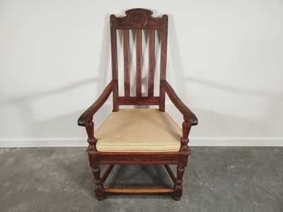 Fauteuil en bois naturel mouluré et sculpté, à haut dossier …