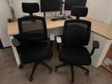 deux écrans d'ordinateur posés sur le bureau de ce bureau