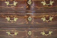 Commode galbée en bois de placage à décor marqueté de motifs… (photo 5)