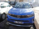 une voiture bleue garée au bord de la rue