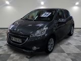 la photo d'une voiture noire garée dans un garage