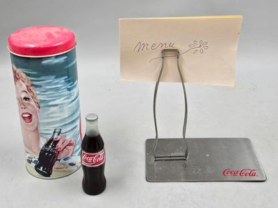78 / J1 / Lot publicitaire Coca-Cola comprenant une bo…