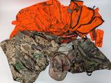 un tas de matériel de chasse posé sur une surface blanche