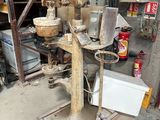 une machine qui se trouve à l'intérieur d'un garage