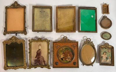 a lot of old picture frames on the wall