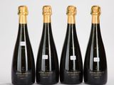 trois bouteilles de champagne sont alignées les unes à côté des autres