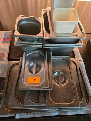 Plusieurs plateaux de nourriture sont empilés les uns sur les autres sur une table