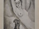 un dessin en noir et blanc représentant une femme avec un chien