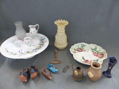 un grand nombre d'objets posés sur une table