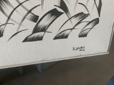 une photo en noir et blanc d'un tableau posé sur une table