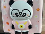 une valise rose ornée d'un panda