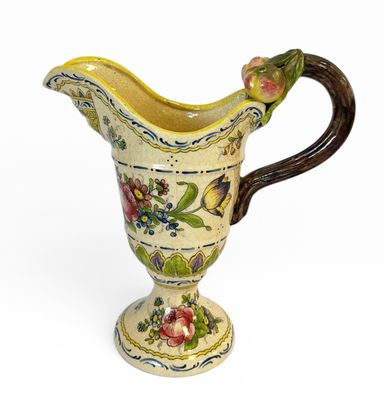 un petit vase muni d'une anse