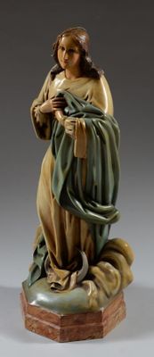 l'image d'une statue de femme tenant un oiseau