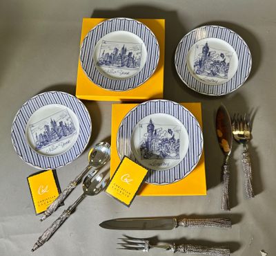 trois assiettes et deux couverts sur une table