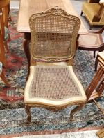 Chaise à assise et dossier cannés en bois doré. (photo 2)
