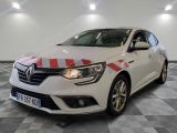la voiture blanche et rouge est garée sur un sol en damier