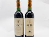 deux bouteilles de vin rouge posées l'une à côté de l'autre sur une surface blanche