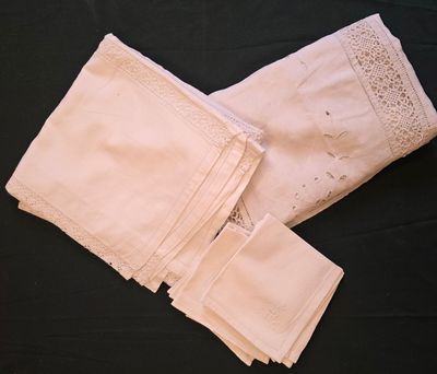 Nappe blanche en coton, brodée - L: 214 cm; l: 141 cm et 7 s…