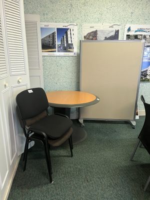 Table ronde monopode, 2 chaises visiteur, cloison d'isolatio…