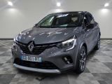 la voiture grise est garée dans le garage sur un sol en damier
