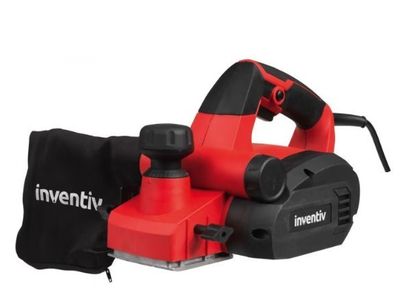 une ponceuse électrique rouge et noire posée à côté d'un sac noir