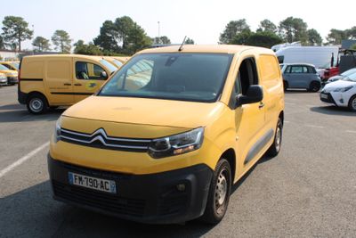 une camionnette jaune garée dans un parking
