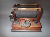 une machine à l'ancienne posée sur une table