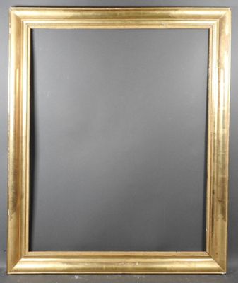 un miroir à cadre doré sur fond noir