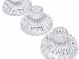 trois bougeoirs en verre transparent sur fond blanc