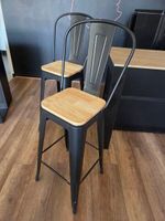 Meuble bar en bois avec 2 tabourets hauts (photo 3)