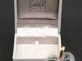 une petite boîte en forme de cœur contenant une bague